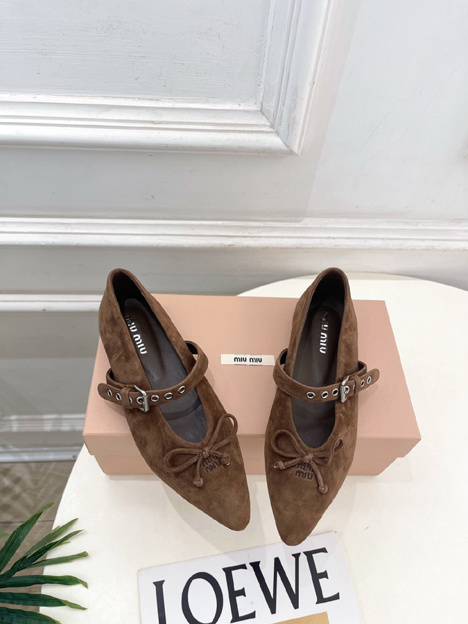 最高級ミュウミュウスーパーコピー MiuMiu 2026新作 ミュウミュウ メリージェーン シューズ ブラウン スエード リボン アイレット バックル ミュウミュウ スエード - 画像 (2)