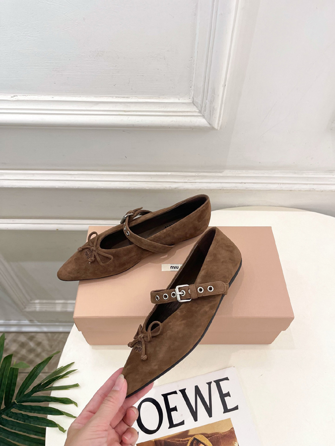 最高級ミュウミュウスーパーコピー MiuMiu 2026新作 ミュウミュウ メリージェーン シューズ ブラウン スエード リボン アイレット バックル ミュウミュウ スエード - 画像 (3)