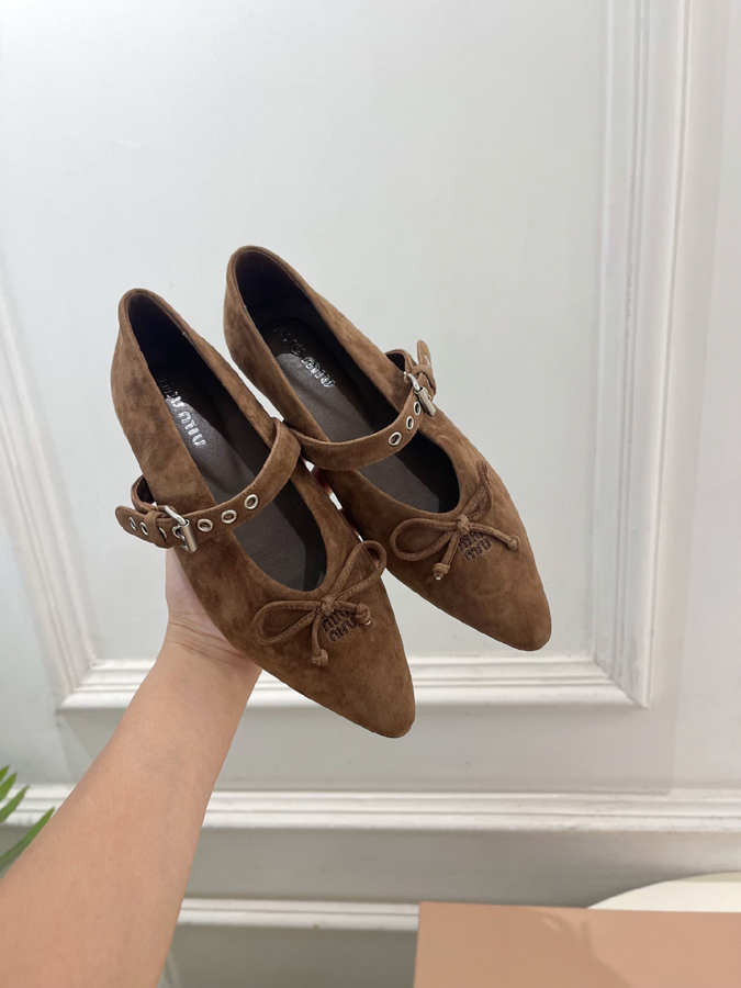 最高級ミュウミュウスーパーコピー MiuMiu 2026新作 ミュウミュウ メリージェーン シューズ ブラウン スエード リボン アイレット バックル ミュウミュウ スエード - 画像 (4)