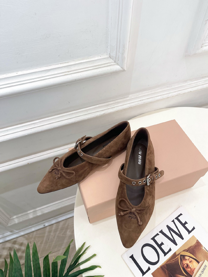 最高級ミュウミュウスーパーコピー MiuMiu 2026新作 ミュウミュウ メリージェーン シューズ ブラウン スエード リボン アイレット バックル ミュウミュウ スエード - 画像 (5)