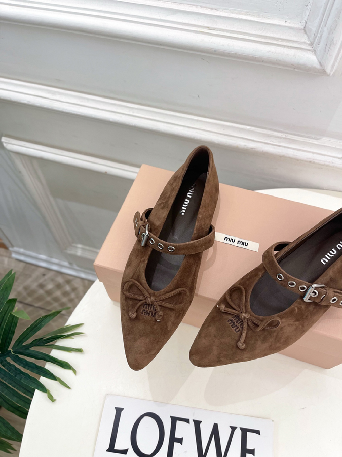 最高級ミュウミュウスーパーコピー MiuMiu 2026新作 ミュウミュウ メリージェーン シューズ ブラウン スエード リボン アイレット バックル ミュウミュウ スエード - 画像 (6)