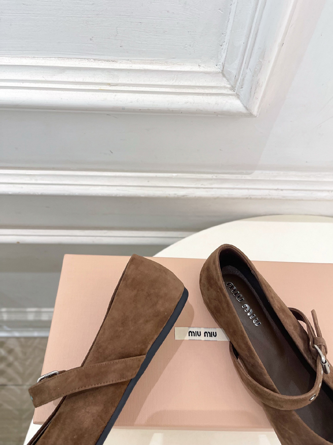 最高級ミュウミュウスーパーコピー MiuMiu 2026新作 ミュウミュウ メリージェーン シューズ ブラウン スエード リボン アイレット バックル ミュウミュウ スエード - 画像 (7)