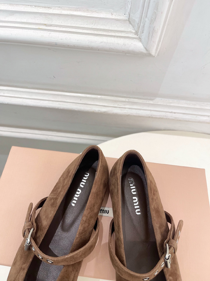 最高級ミュウミュウスーパーコピー MiuMiu 2026新作 ミュウミュウ メリージェーン シューズ ブラウン スエード リボン アイレット バックル ミュウミュウ スエード - 画像 (8)