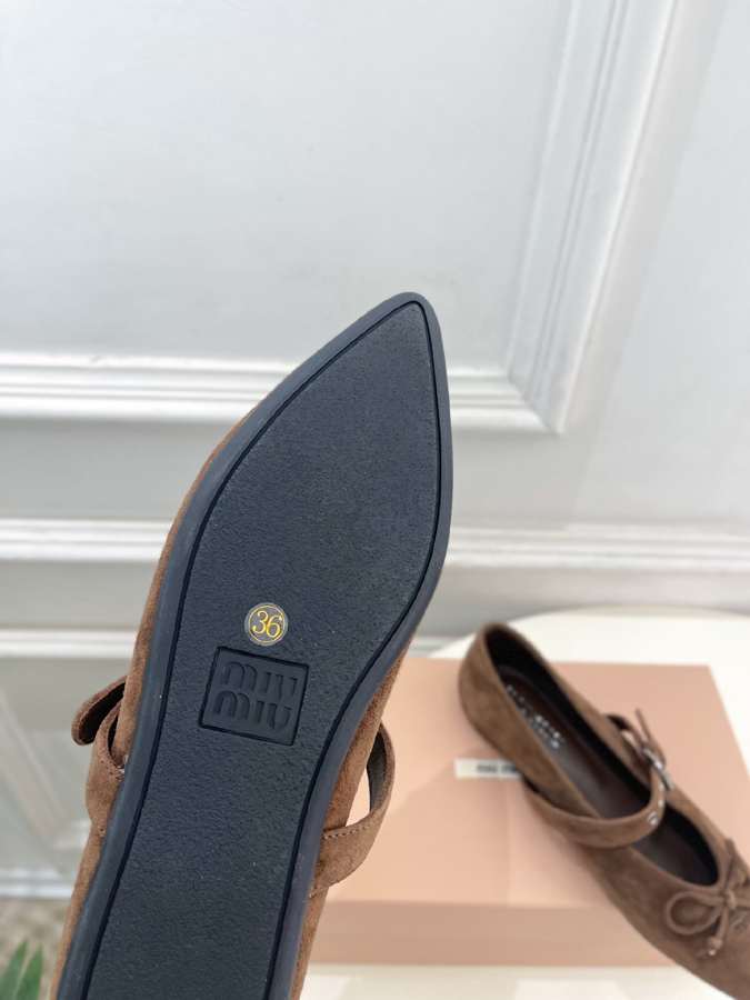 最高級ミュウミュウスーパーコピー MiuMiu 2026新作 ミュウミュウ メリージェーン シューズ ブラウン スエード リボン アイレット バックル ミュウミュウ スエード - 画像 (9)