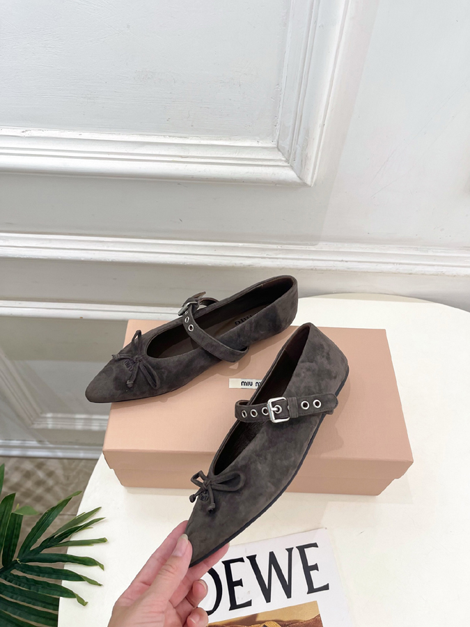 最高級ミュウミュウスーパーコピー MiuMiu 2026新作 ミュウミュウ メリージェーン シューズ グレー スエード リボン アイレット バックル ミュウミュウ メリージェーン 人気 - 画像 (3)