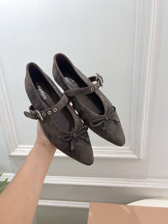 最高級ミュウミュウスーパーコピー MiuMiu 2026新作 ミュウミュウ メリージェーン シューズ グレー スエード リボン アイレット バックル ミュウミュウ メリージェーン 人気 - 画像 (4)