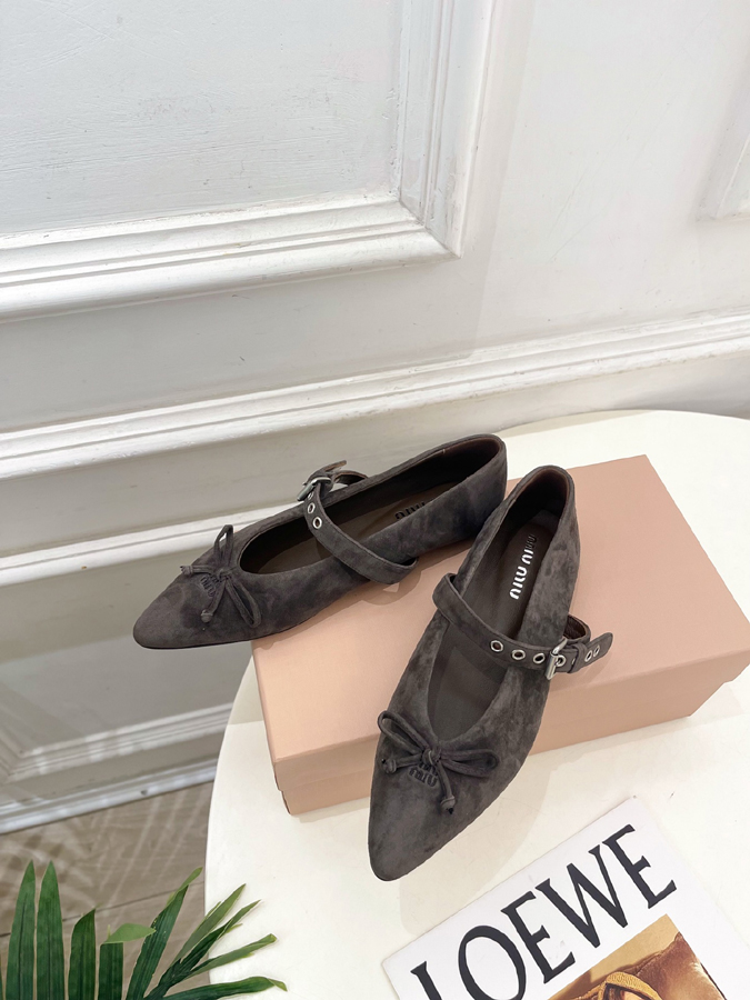 最高級ミュウミュウスーパーコピー MiuMiu 2026新作 ミュウミュウ メリージェーン シューズ グレー スエード リボン アイレット バックル ミュウミュウ メリージェーン 人気 - 画像 (5)