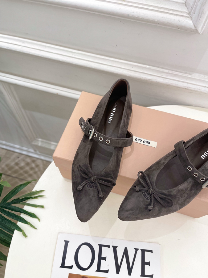 最高級ミュウミュウスーパーコピー MiuMiu 2026新作 ミュウミュウ メリージェーン シューズ グレー スエード リボン アイレット バックル ミュウミュウ メリージェーン 人気 - 画像 (6)