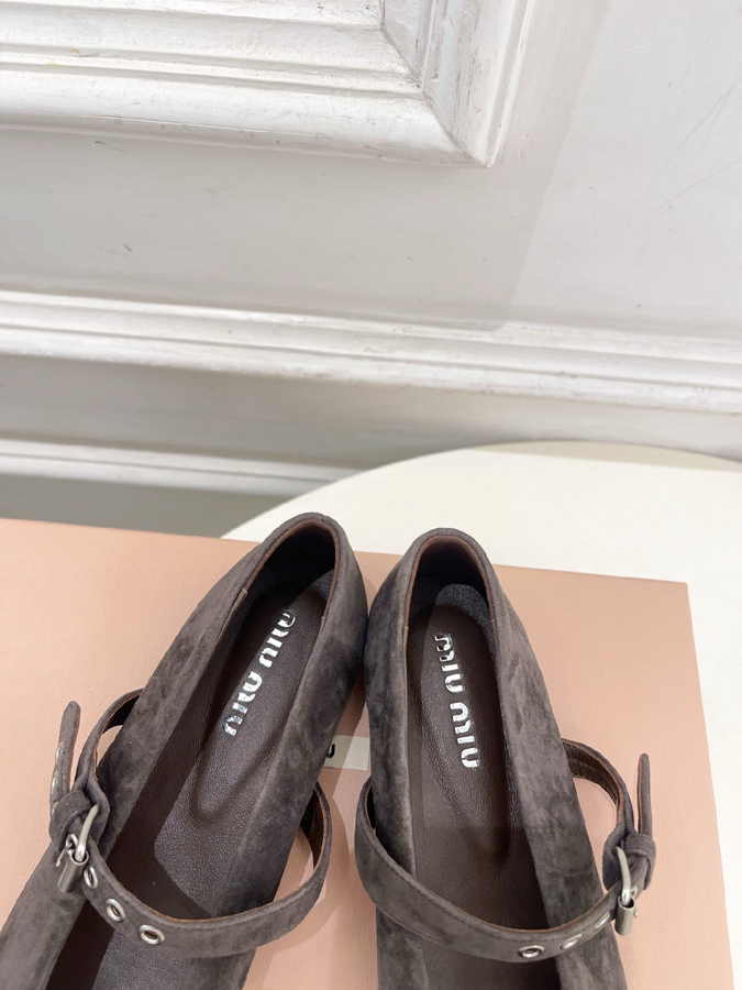 最高級ミュウミュウスーパーコピー MiuMiu 2026新作 ミュウミュウ メリージェーン シューズ グレー スエード リボン アイレット バックル ミュウミュウ メリージェーン 人気 - 画像 (7)