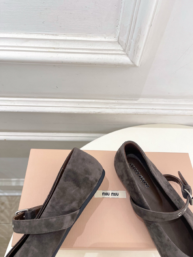 最高級ミュウミュウスーパーコピー MiuMiu 2026新作 ミュウミュウ メリージェーン シューズ グレー スエード リボン アイレット バックル ミュウミュウ メリージェーン 人気 - 画像 (8)