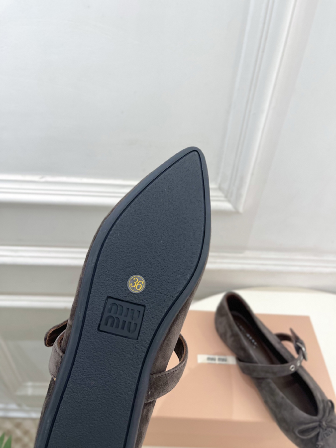 最高級ミュウミュウスーパーコピー MiuMiu 2026新作 ミュウミュウ メリージェーン シューズ グレー スエード リボン アイレット バックル ミュウミュウ メリージェーン 人気 - 画像 (9)