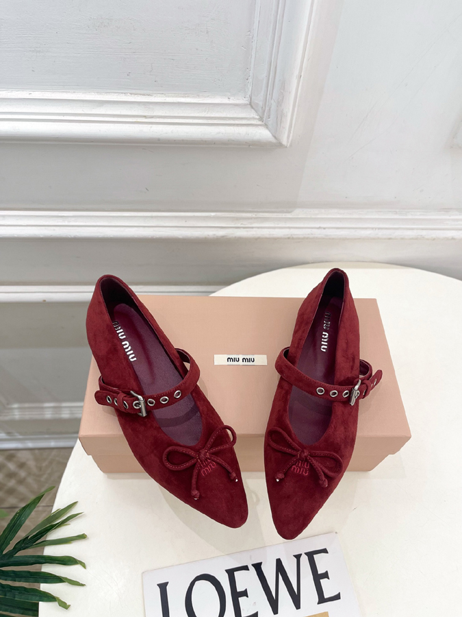 最高級ミュウミュウスーパーコピー MiuMiu 2026新作 ミュウミュウ メリージェーン シューズ バーガンディ スエード リボン アイレット バックル ミュウミュウ メリージェーン 新作 - 画像 (2)