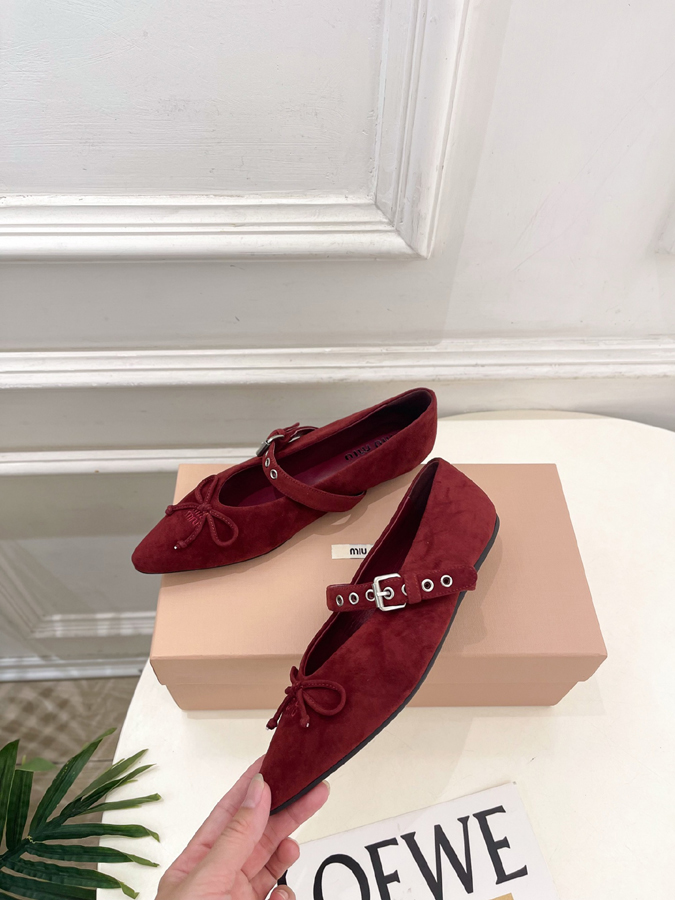 最高級ミュウミュウスーパーコピー MiuMiu 2026新作 ミュウミュウ メリージェーン シューズ バーガンディ スエード リボン アイレット バックル ミュウミュウ メリージェーン 新作 - 画像 (3)