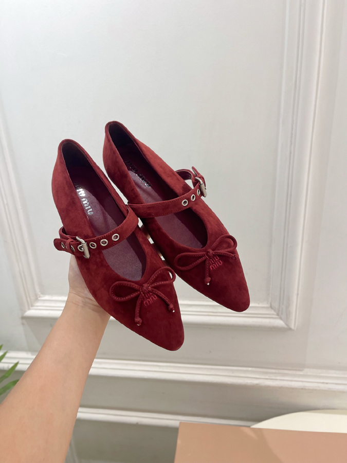 最高級ミュウミュウスーパーコピー MiuMiu 2026新作 ミュウミュウ メリージェーン シューズ バーガンディ スエード リボン アイレット バックル ミュウミュウ メリージェーン 新作 - 画像 (4)