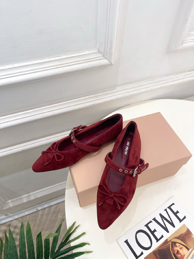 最高級ミュウミュウスーパーコピー MiuMiu 2026新作 ミュウミュウ メリージェーン シューズ バーガンディ スエード リボン アイレット バックル ミュウミュウ メリージェーン 新作 - 画像 (5)