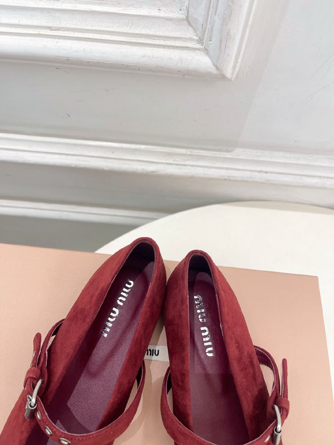 最高級ミュウミュウスーパーコピー MiuMiu 2026新作 ミュウミュウ メリージェーン シューズ バーガンディ スエード リボン アイレット バックル ミュウミュウ メリージェーン 新作 - 画像 (6)
