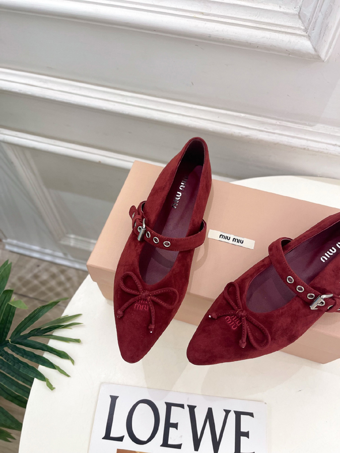 最高級ミュウミュウスーパーコピー MiuMiu 2026新作 ミュウミュウ メリージェーン シューズ バーガンディ スエード リボン アイレット バックル ミュウミュウ メリージェーン 新作 - 画像 (7)