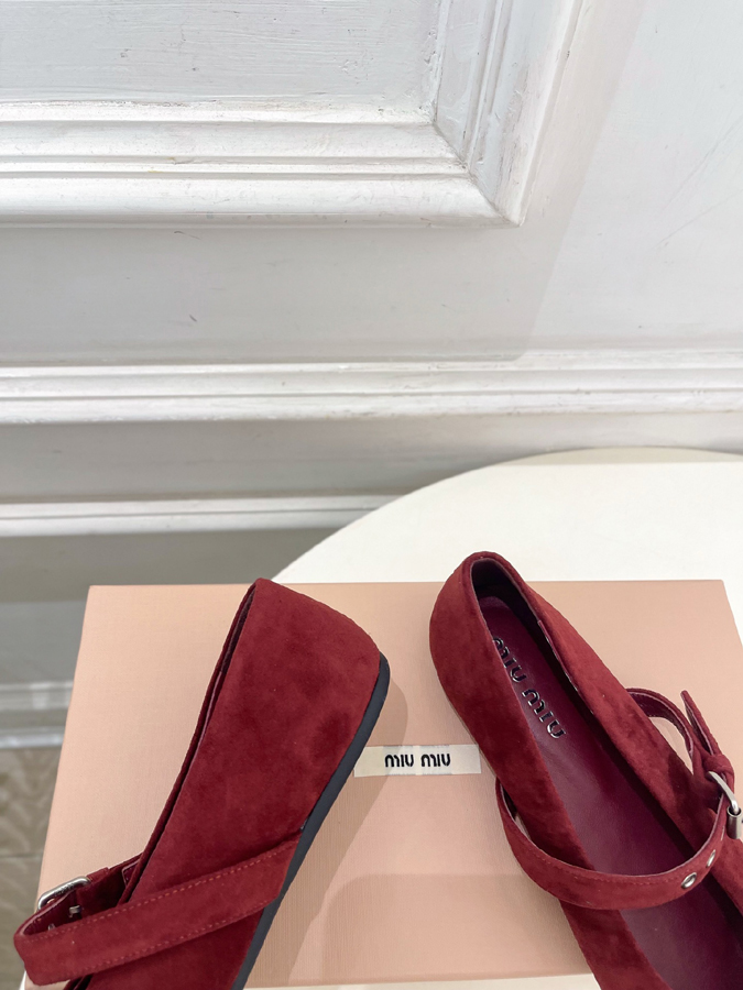 最高級ミュウミュウスーパーコピー MiuMiu 2026新作 ミュウミュウ メリージェーン シューズ バーガンディ スエード リボン アイレット バックル ミュウミュウ メリージェーン 新作 - 画像 (8)