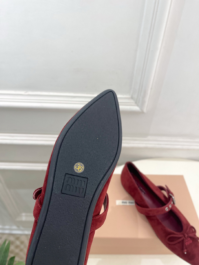 最高級ミュウミュウスーパーコピー MiuMiu 2026新作 ミュウミュウ メリージェーン シューズ バーガンディ スエード リボン アイレット バックル ミュウミュウ メリージェーン 新作 - 画像 (9)