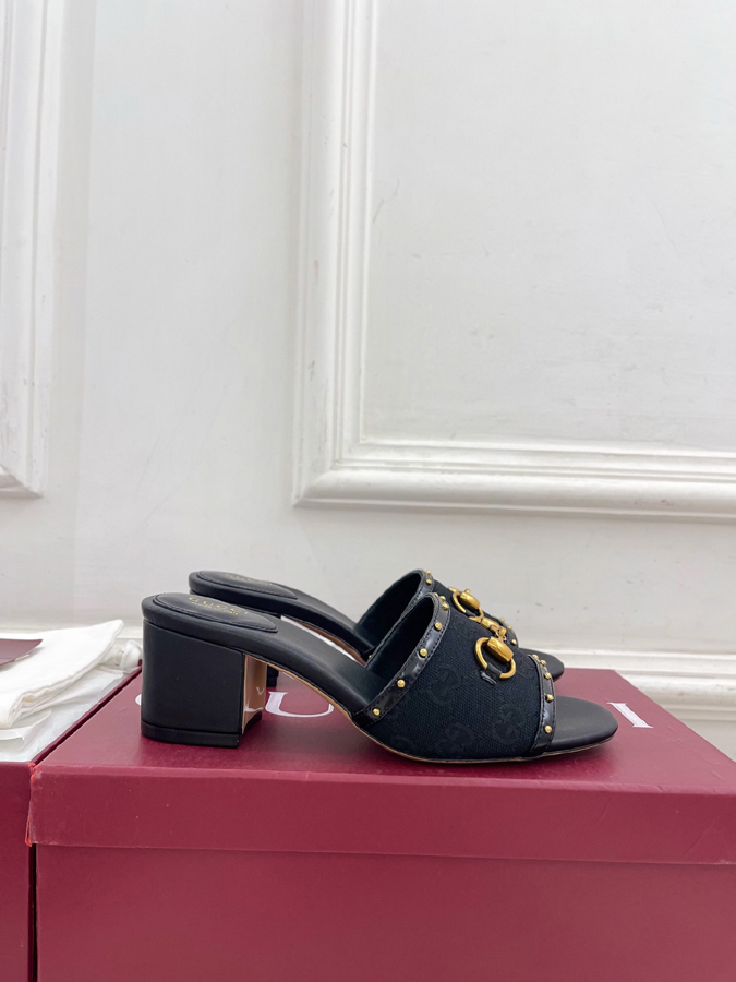 グッチ直営アウトレット店 靴 GUCCI ミュール レディース ブラック GGキャンバス ホースビット スタッズ ブロックヒール グッチ スライドサンダル - 画像 (2)