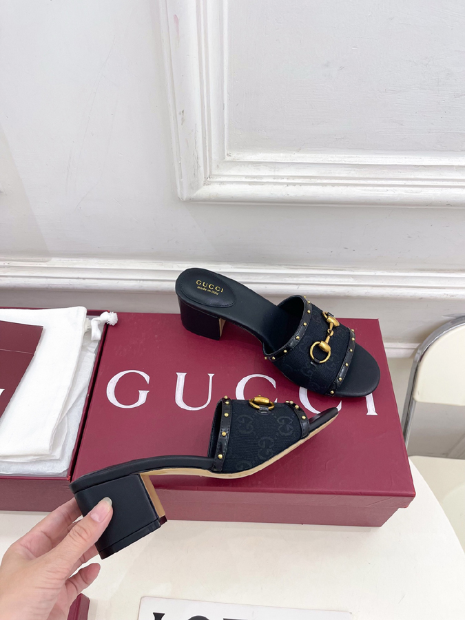 グッチ直営アウトレット店 靴 GUCCI ミュール レディース ブラック GGキャンバス ホースビット スタッズ ブロックヒール グッチ スライドサンダル - 画像 (4)