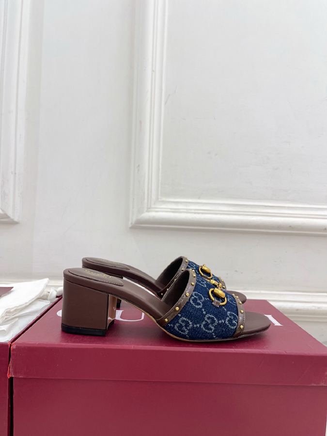 グッチ直営アウトレット店 靴 GUCCI スライドサンダル ミュール レディース GGデニム ホースビット グッチ スタッズ ブロックヒール - 画像 (2)