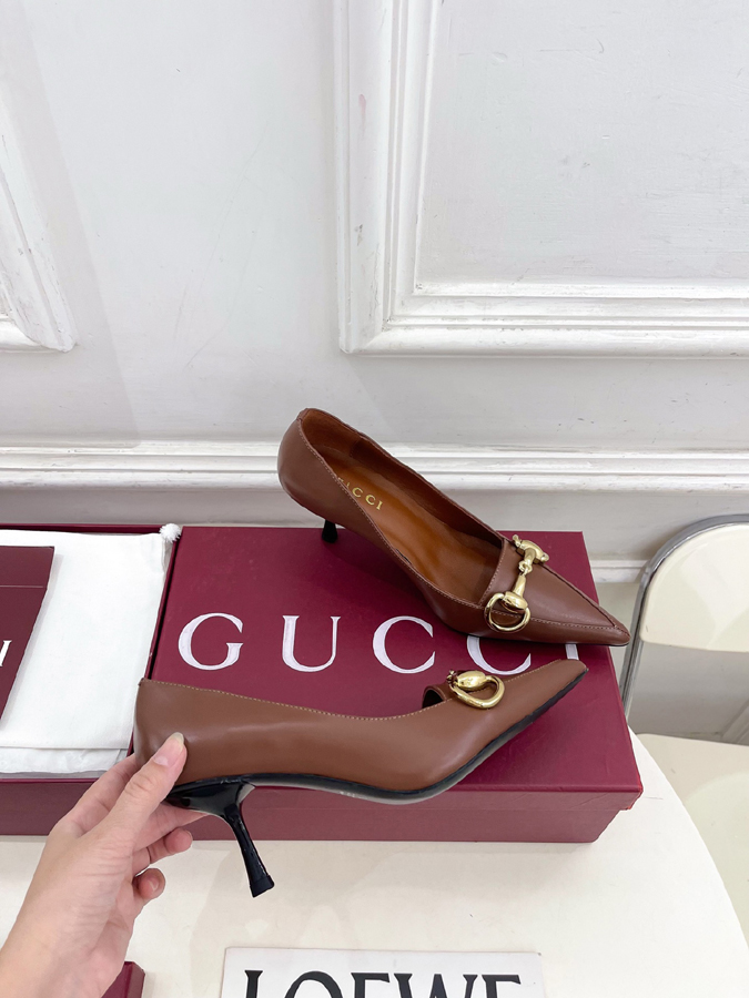 グッチ直営アウトレット店 靴 GUCCI グッチ Boulevard パンプス ハイヒール 光沢レザー ホースビット ポインテッドトゥ - 画像 (4)