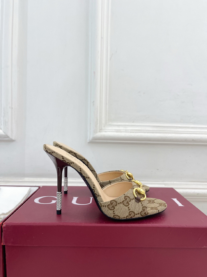 グッチ直営アウトレット店 靴 GUCCI グッチ サンダル ミュール ハイヒール GGキャンバス ホースビット クリスタルヒール グッチ 靴 サイズ感 - 画像 (2)