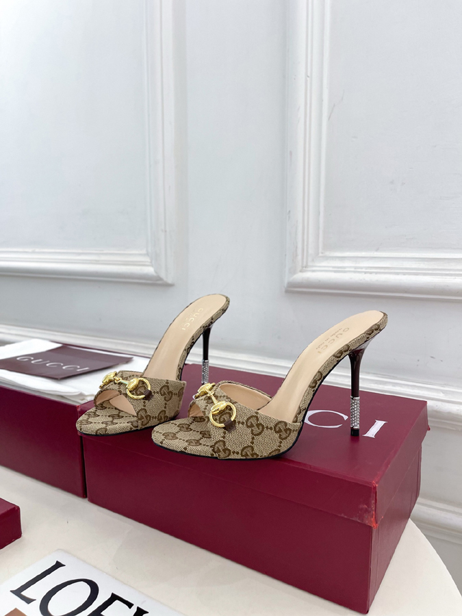 グッチ直営アウトレット店 靴 GUCCI グッチ サンダル ミュール ハイヒール GGキャンバス ホースビット クリスタルヒール グッチ 靴 サイズ感 - 画像 (3)