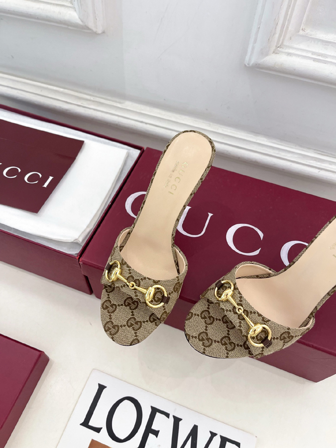 グッチ直営アウトレット店 靴 GUCCI グッチ サンダル ミュール ハイヒール GGキャンバス ホースビット クリスタルヒール グッチ 靴 サイズ感 - 画像 (6)